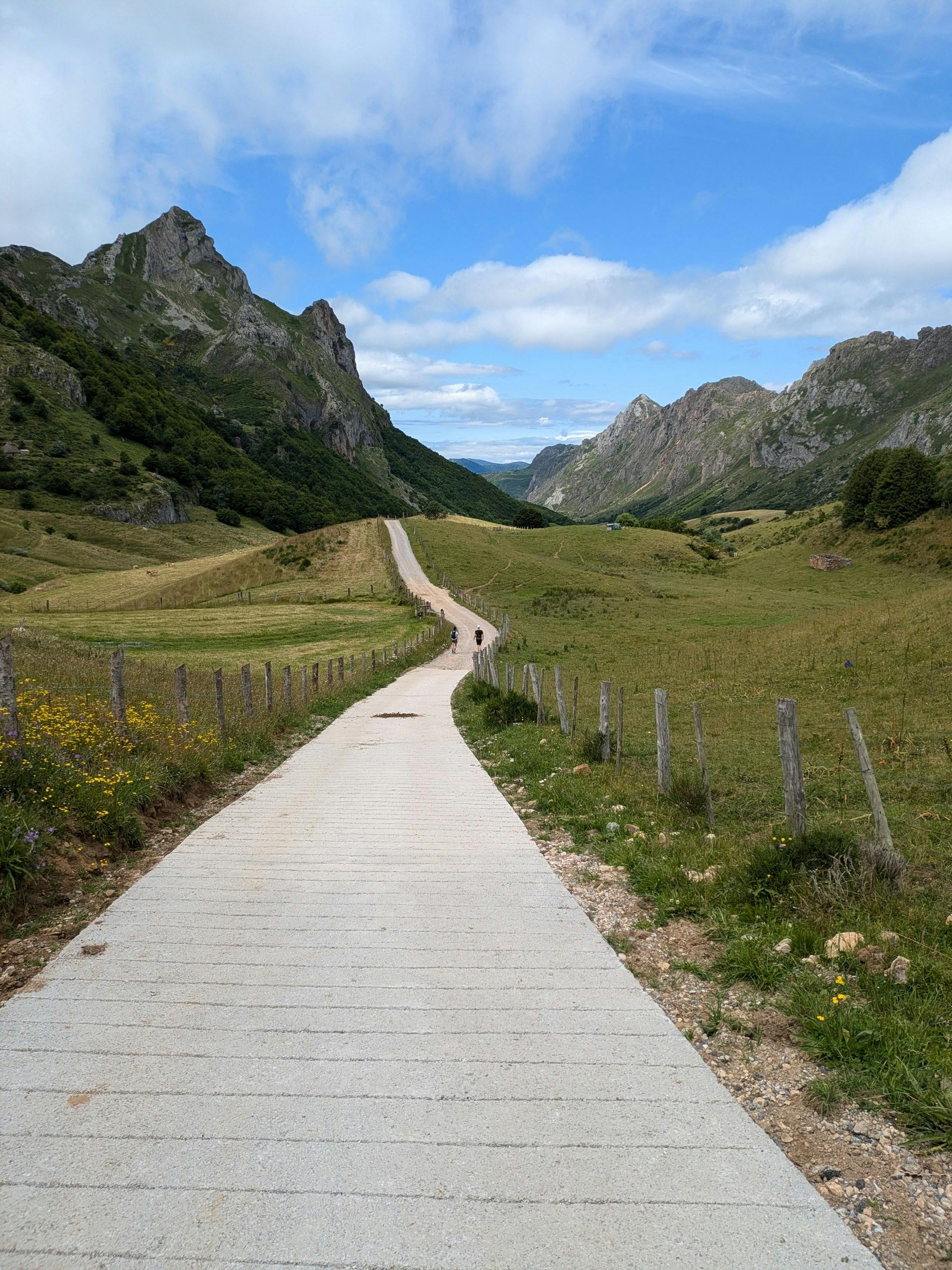 Chemin de randonnée, traversant la vallée jusqu'à la montagne à l'horizon